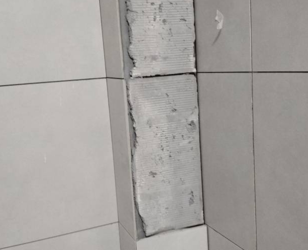 中卫瓷砖空鼓维修公司分享下瓷砖施工前基层浇水润湿程度不足，可能导致以下问题