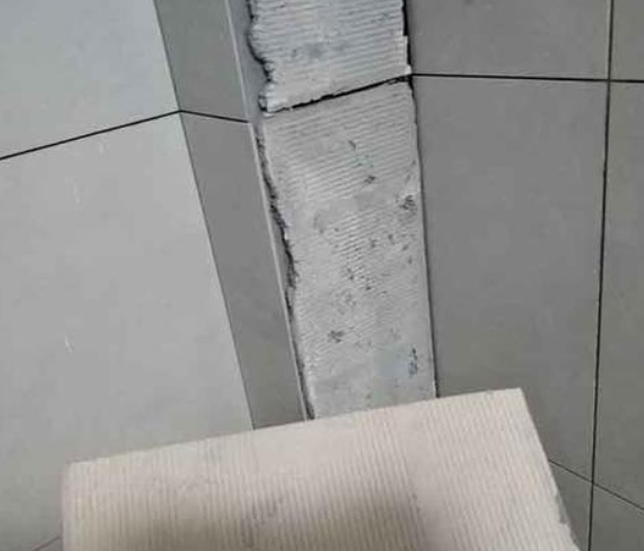 中卫瓷砖空鼓维修公司分享下厨房瓷砖脱落的补救措施。